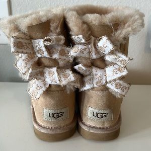 • Ugg Bailey Bow • Kids size 2 •